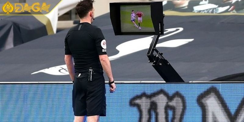 Kèo Việt Vị Là Gì? Mẹo Bắt Kèo Hiệu Quả Cho Người Mới 3 Trọng tài và công nghệ VAR